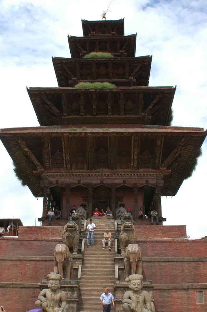 89 - Nepal - Bhaktapur, plaza Taumadhi, templo de Nyatapola
